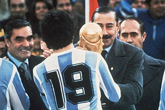 Passarella recebe o troféu do 1º Mundial da Argentina