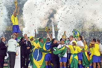 Cafu levanta o troféu, e brasileiros comemoram conquista