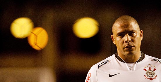 Ronaldo em partida disputada no estadio do Pacaembu no mês de abril; o jogador fechou contrato com a Claro