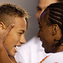 Neymar (esq.) comemora gol com Arouca