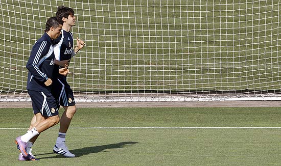 Astros do Real Madrid, os meias Cristiano Ronaldo (esq.)e Kaká correm em treinamento nesta quinta-feira