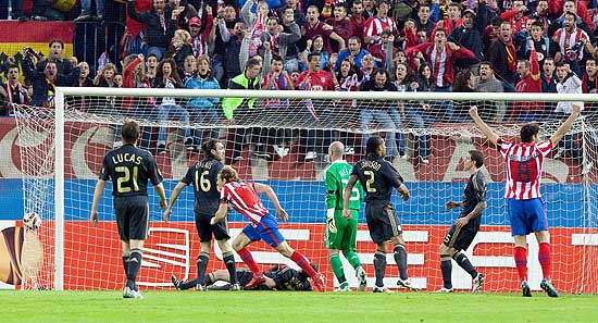Diego Forlan, do Atlético de Madrid, comemora seu gol na partida contra o Liverpool, pela Liga Europa