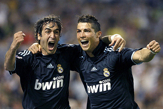 Raul (dir.) comemora com Cristiano Ronaldo o primeiro gol do Real Madrid na vitória sobre o Zaragoza por 2 a 1