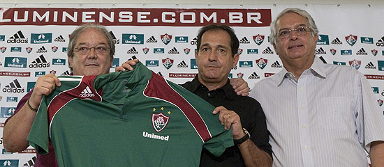 Muricy Ramalho (c) segura a camisa do Fluminense, seu novo clube, ao ser apresentado nesta segunda-feira