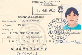 Ficha de cadastro de Messi na Federação Catalã, em 2002