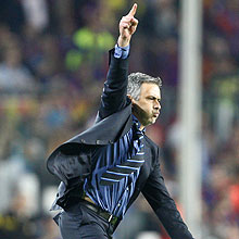 Com a Inter, o técnico José Mourinho comemora a classificação em pleno Nou Camp