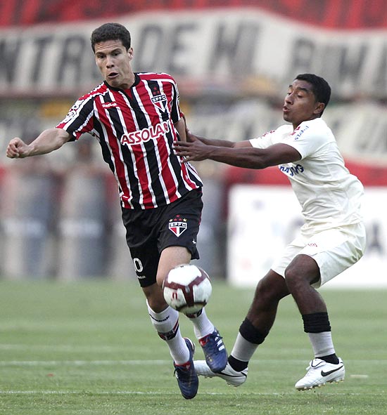 Hernanes em empate por 0 a 0 do So Paulo, no Peru, contra o Universitario, em 2010