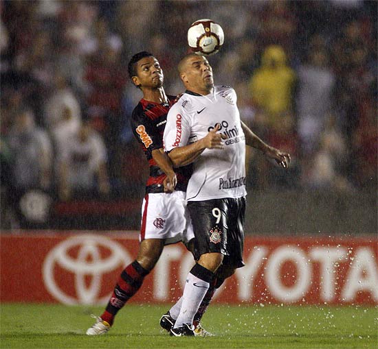 À frente do zagueiro flamenguista David, o atacante Ronaldo cabeceia a bola durante partida no Maracanã