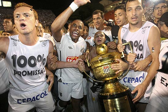 Jogadores do Santos seguram o troféu de campeão paulista conquistado neste domingo no Pacaembu