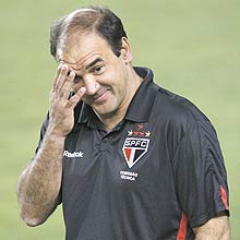Ricardo Gomes conversou durante uma hora com o elenco são-paulino após a derrota para o Avaí