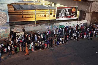 Sul-africanos fazem fila para pegar nibus em Durban; greve dos ferrovirios de pas-sede ameaa transporte da Copa do Mundo
