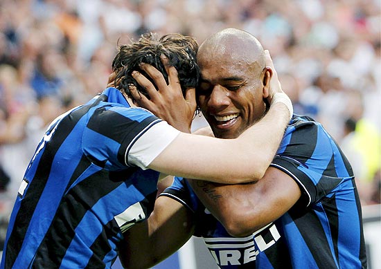 Diego Milito (esq) e Maicon se abraam na comemorao de gol da Inter de Milo na deciso da Champions