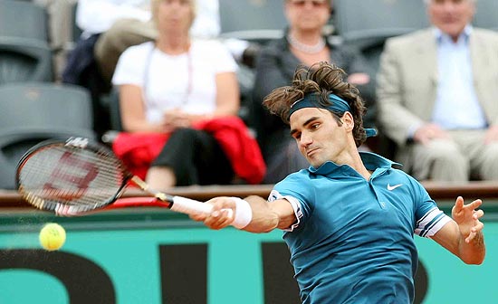 Federer devolve a bola para Falla em Roland Garros; foi sua segunda vitria em duas partidas