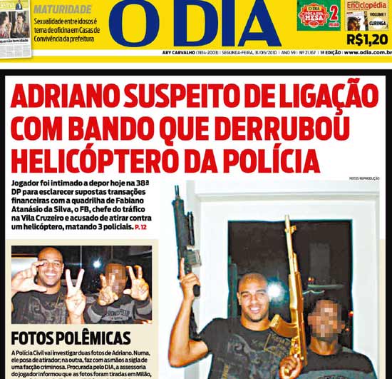 Reprodução do jornal "O Dia", do RJ, em que o jogador Adriano aparece segurando suposta arma
