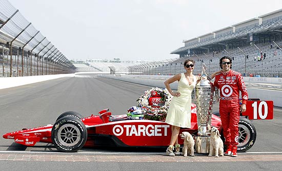 Texto: Target Chip Ganassi Racing driver Dario Franchitti stands with his wife Ashley Judd and the Borg-Warner Trophy at the Indianapolis Motor Speedway in Indianapolis, Indiana, May 31, 2010. REUTERS/Matt Sullivan (UNITED STATES - Tags: SPORT MOTOR RACING ENTERTAINMENT)