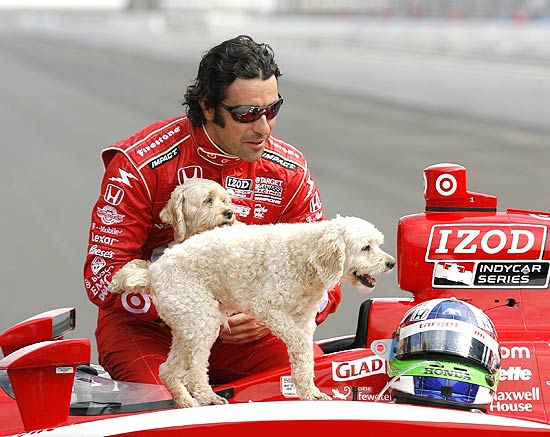 Texto: Target Chip Ganassi Racing driver Dario Franchitti plays with his dogs, Shug (L) and Buttermilk, at the Indianapolis Motor Speedway in Indianapolis, Indiana, May 31, 2010. REUTERS/Matt Sullivan (UNITED STATES - Tags: SPORT MOTOR RACING)