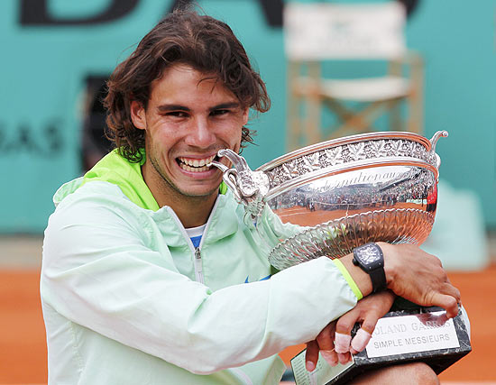 Espanhol Rafael Nadal abraa o trofu de Roland Garros; j so cinco desses em sua galeria