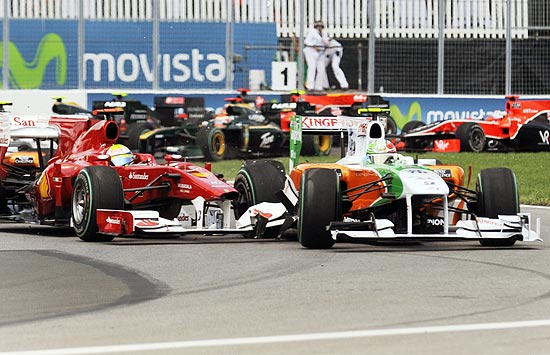 Felipe Massa colide com Adrian Sutil, da Force Índia, no começo da prova no Canadá