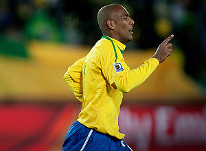 Maicon comemora o primeiro gol do Brasil na Copa-2010