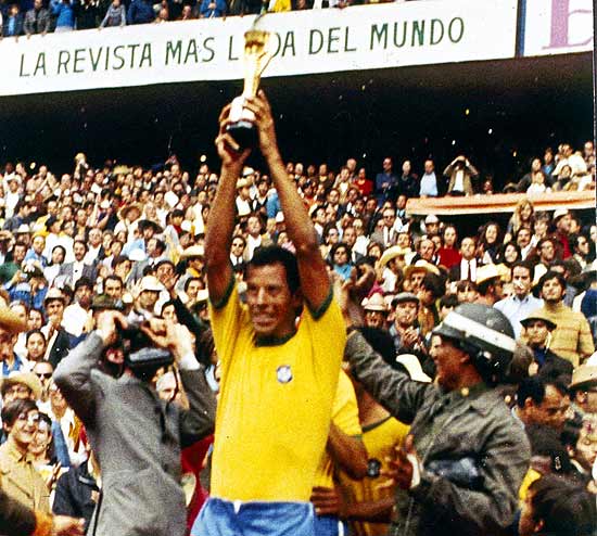 Carlos Alberto Torres, capitio da seleo brasileira na Copa de 1970, ergue a taa Jules Rimet no estdio Azteca