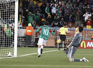 Mexico's Cuauhtemoc Blanco (L) scores past France's goalkeeper Hugo Lloris during their 2010 World Cup Group A soccer match at Peter Mokaba stadium in Polokwane June 17, 2010. REUTERS/Adnan Abidi (SOUTH AFRICA - Tags: SPORT SOCCER WORLD CUP) 
