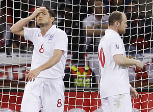 Lampard ( esquerda) e Rooney durante jogo da Inglaterra na Copa de 2010