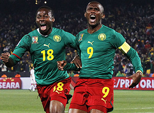 Samuel Eto'o ( direita) comemora gol na Copa de 2010, ao lado de Enoh
