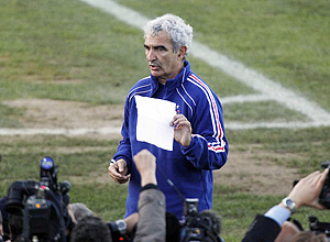 Raymond Domenech, treinador da França na Copa-2010, mostra carta de jogadores que se recusaram a treinar