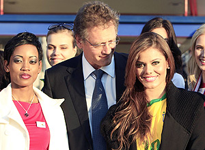 O secretário-geral da Fifa Jerome Valcke olha para a Miss Brasil 2009