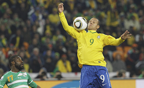 Luis Fabiano domina a bola com o brao antes de fazer o segundo gol contra a Costa do Marfim