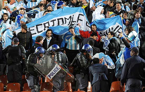 Torcedores argentinos festejam a vitria de 2 a 0 sobre a Grcia nesta tera-feira