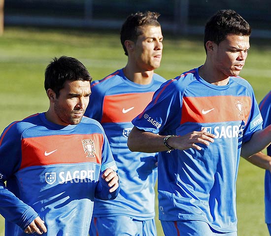 Portugal's national team soccer players (from L to R) Deco, Cristiano Ronaldo, Pepe, warm up during their training sesion in Magaliesburg June 7, 2010. The 2010 FIFA Soccer World Cup kicks off on June 11. REUTERS/Jose Manuel Ribeiro (SOUTH AFRICA - Tags: SPORT SOCCER WORLD CUP)