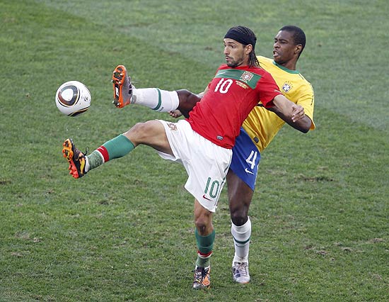 Portugal's Danny fights for the ball with Brazil's Juan (R) during a 2010 World Cup Group G soccer match at Moses Mabhida stadium in Durban June 25, 2010. REUTERS/Paul Hanna (SOUTH AFRICA - Tags: SPORT SOCCER WORLD CUP)