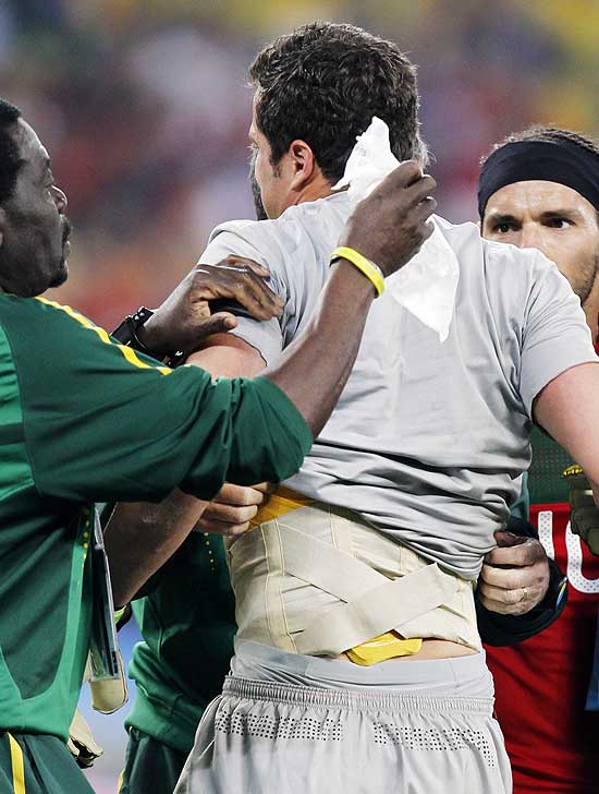 O goleiro Júlio César ajusta camisa no jogo contra Portugal e exibe proteção nas costas