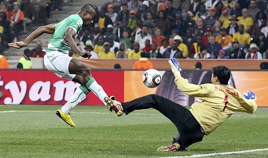 Kalou desvia a bola para marcar o terceiro e último gol da Costa do Marfim