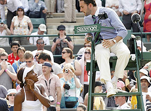 Venus Williams reclama da perda de brinco para o juiz Enric Molina