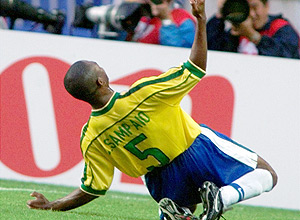 Csar Sampaio comemora seu segundo gol diante do Chile em 1998