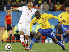 Ramires (dir), que jogou a ltima Copa do Mundo, acertou sua ida para o Chelsea