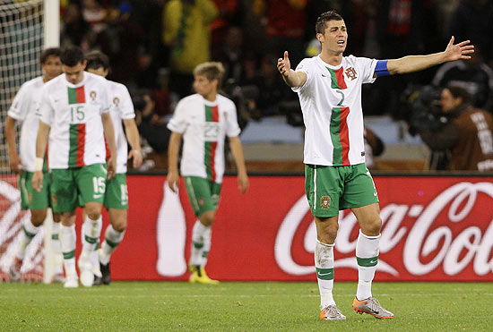 Cristiano Ronaldo (dir.) reclama depois do gol da Espanha nesta terça-feira