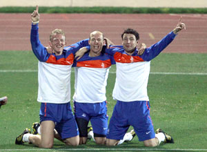 Da esquerda para direita: Dirk Kuyt, Arjen Robben e Mark van Bommel brincam em treino