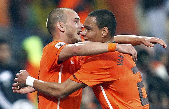 Netherlands' Wesley Sneijder (L) celebrates with team mates after Brazil scored an own goal during their 2010 World Cup quarter-final soccer match in Port Elizabeth July 2, 2010. REUTERS/Jerry Lampen (SOUTH AFRICA - Tags: SPORT SOCCER WORLD CUP)