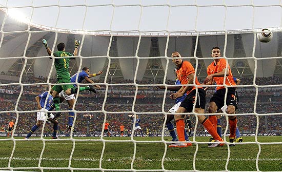 Julio César e Felipe Melo se atrapalharam no primeiro gol da Holanda