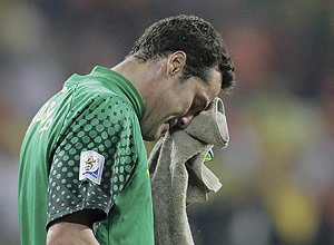 O goleiro Julio César lamenta queda do Brasil