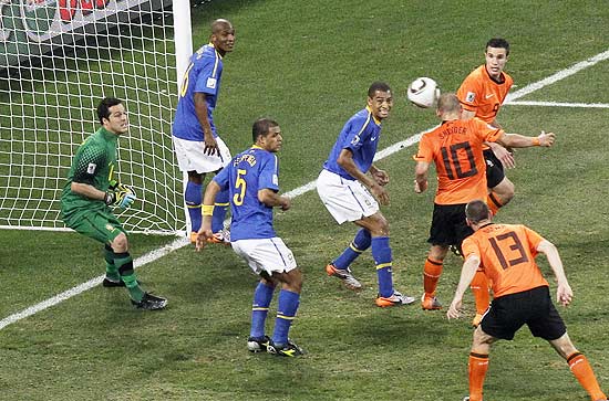Sneijder sobe para marcar, de cabeça, o gol da vitória da Holanda sobre o Brasil