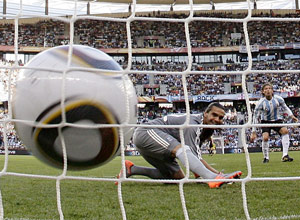 Sergio Romero vê a bola entrar no primeiro gol alemão