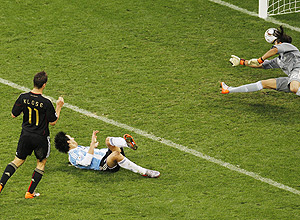 Miroslav Klose anota o quarto gol da Alemanha contra a Argentina