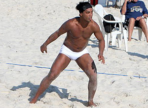 Ronaldinho Gaúcho joga futevôlei na Barra da Tijuca