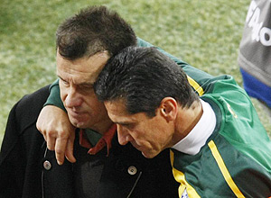 Dunga e o ex-auxiliar Jorginho depois do Brasil ser eliminado da Copa da frica do Sul