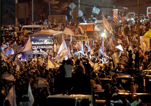 nibus com time argentino  recebido com festa, em Buenos Aires