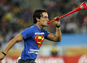 Homem com vuvuzela interrompe jogo da semi-final da Copa do Mundo 2010, entre Alemanhe e Espanha, na frica do Sul